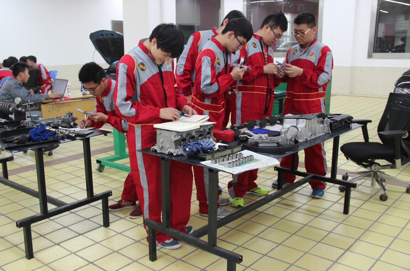 上海博世汽修学校学生参加世界技能大赛赛前集训